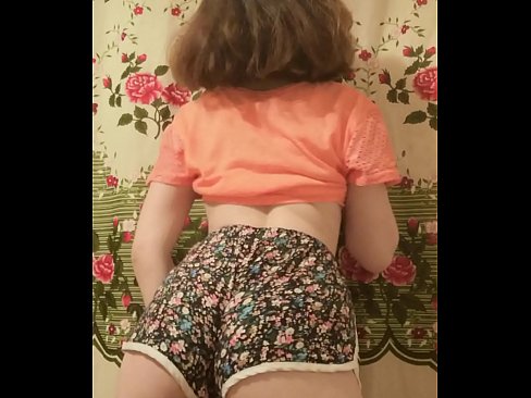 ❤️ סעקסי יונג באַבע סטריפּינג אַוועק איר קורצע הייזלעך אויף אַפּאַראַט ️❌ שיין פּאָרן ביי אונדז ❌